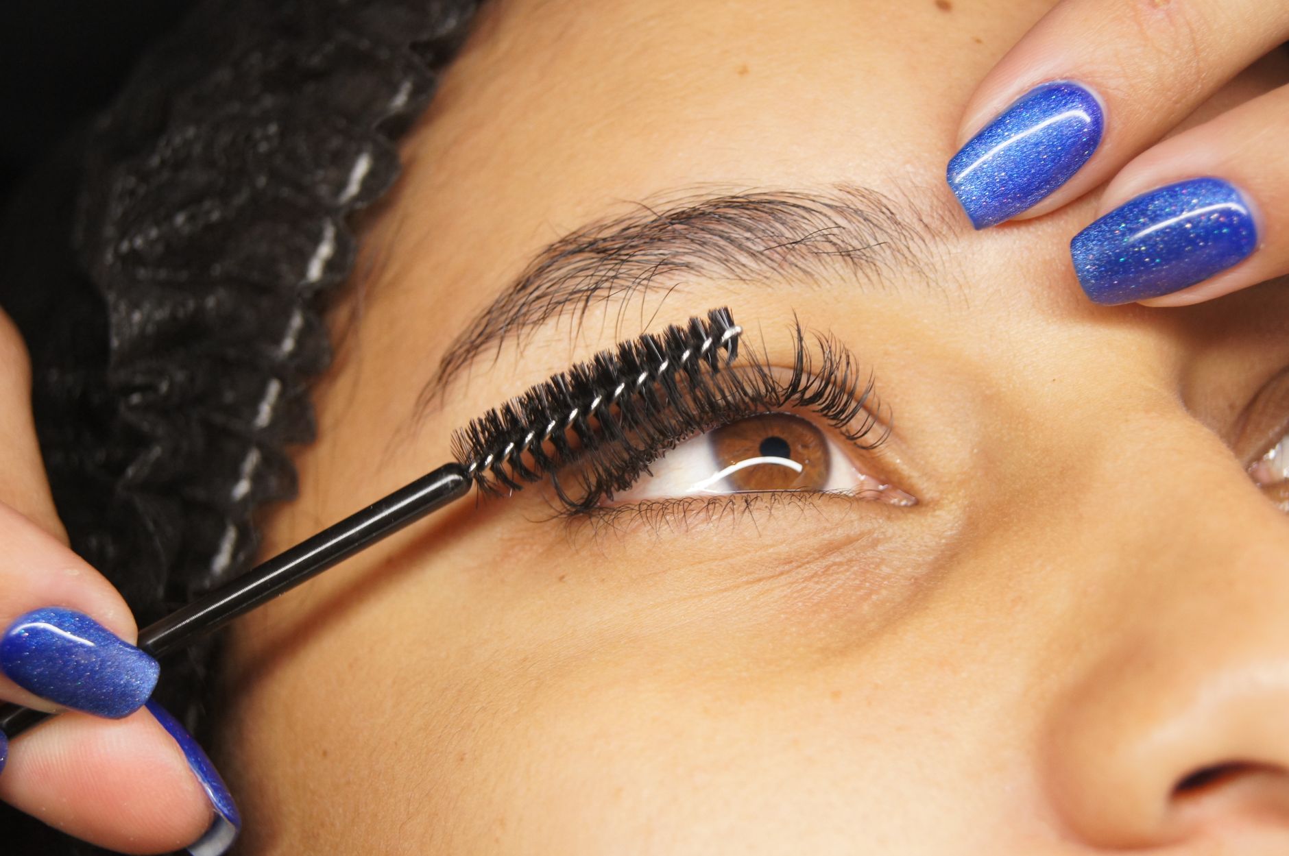 En lash lift formar fransarna genom att lyfta dem från roten utan att fästa något extra material.
