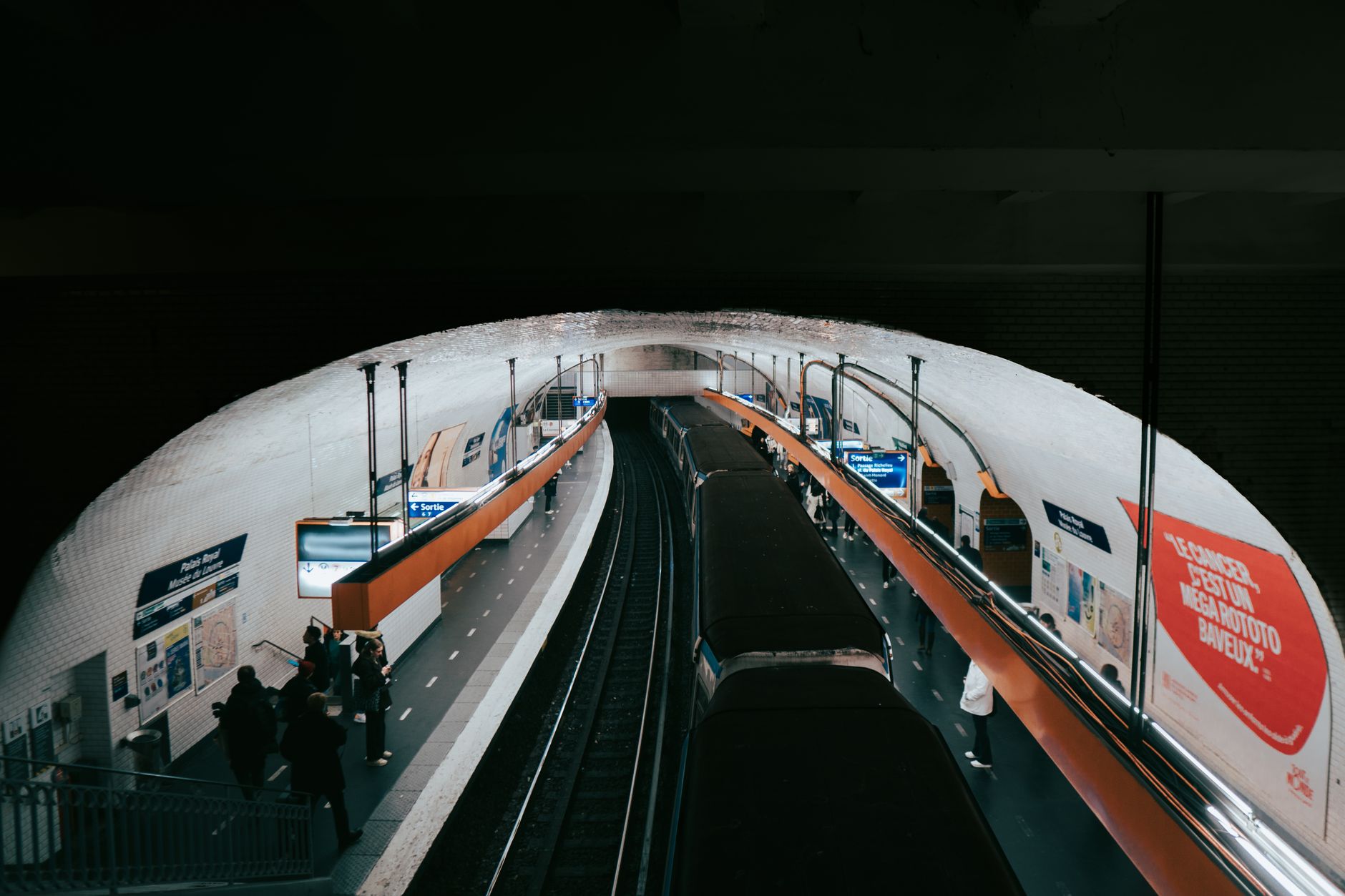 Parismetron är effektiv under dagen men stänger tidigare än många resenärer förväntar sig.